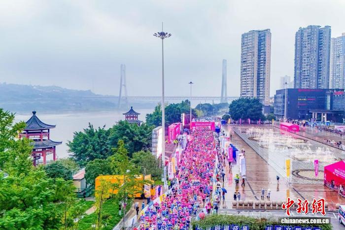 2025重庆江津东方爱情马拉松鸣枪起跑，4000名选手