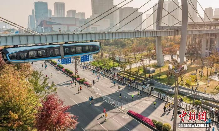 2025光谷马拉松跑者邂逅科技盛宴 人形机器人助威