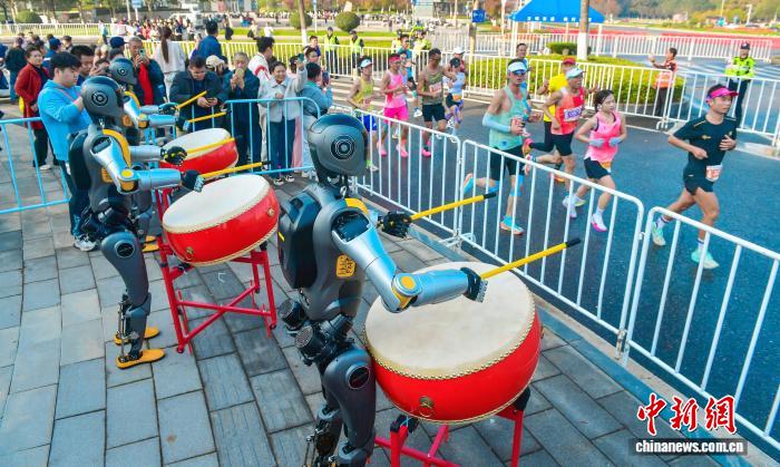 2025光谷马拉松跑者邂逅科技盛宴 人形机器人助威