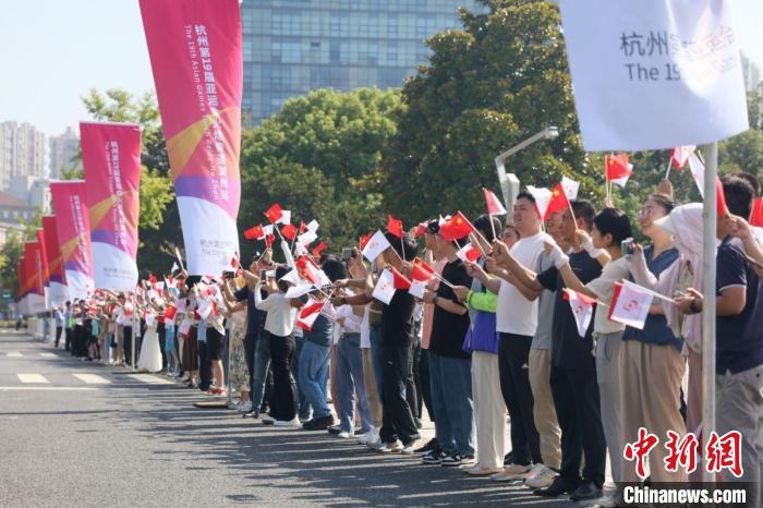 外卖骑手张洪叶担任亚运会火炬手 曾勇救跳河男