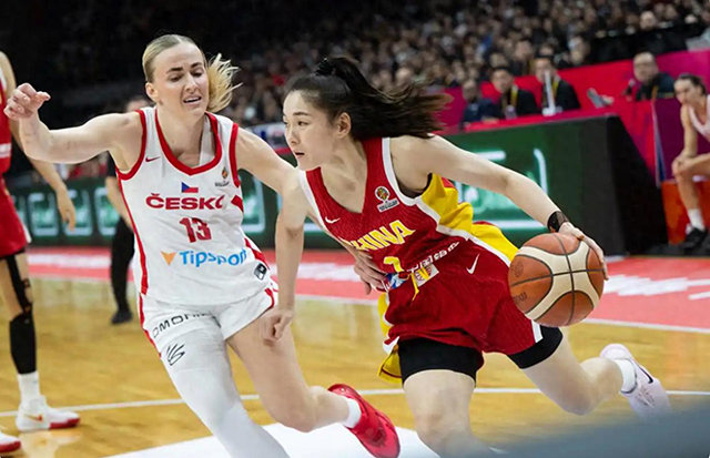 中国女篮力克捷克神龙助威 赛场内外共绘双赢蓝