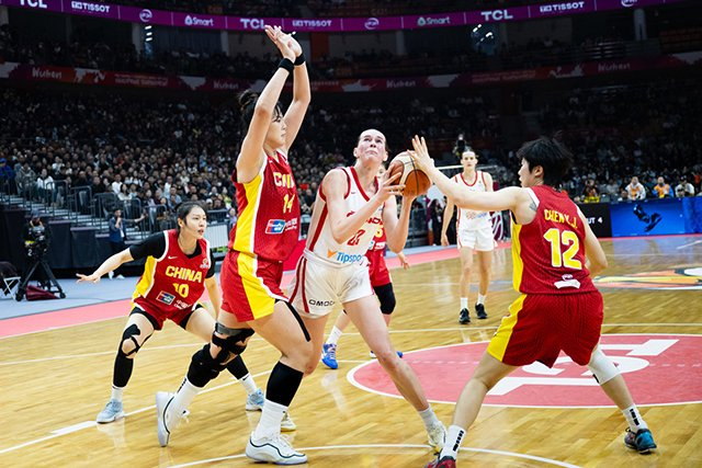 中国女篮力克捷克神龙助威 赛场内外共绘双赢蓝