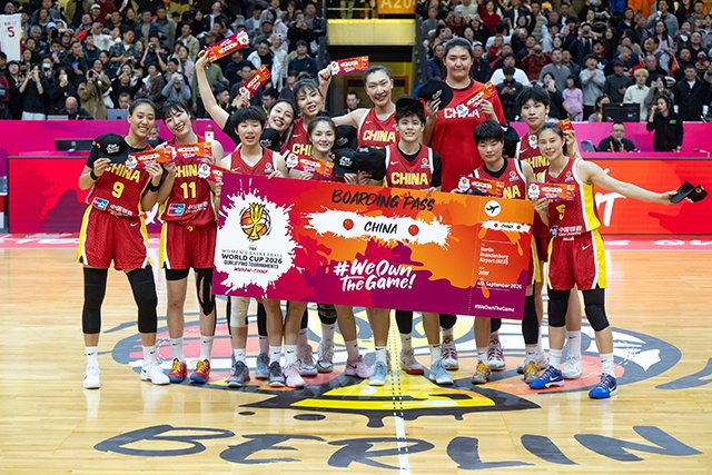 中国女篮力克捷克神龙助威 赛场内外共绘双赢蓝