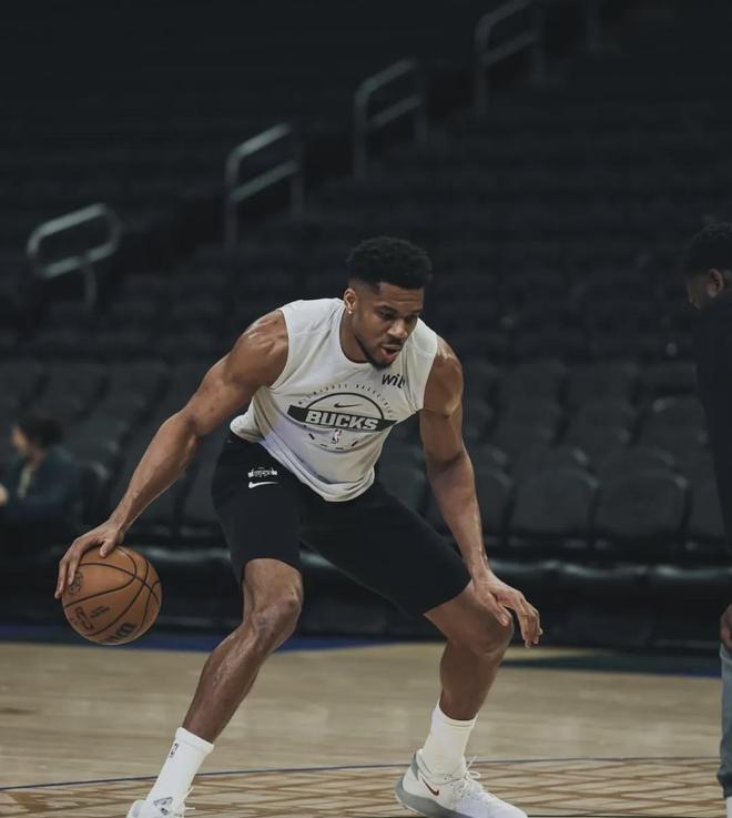 字母哥伤病困扰引离队疑云 雄鹿战绩低迷陷困境