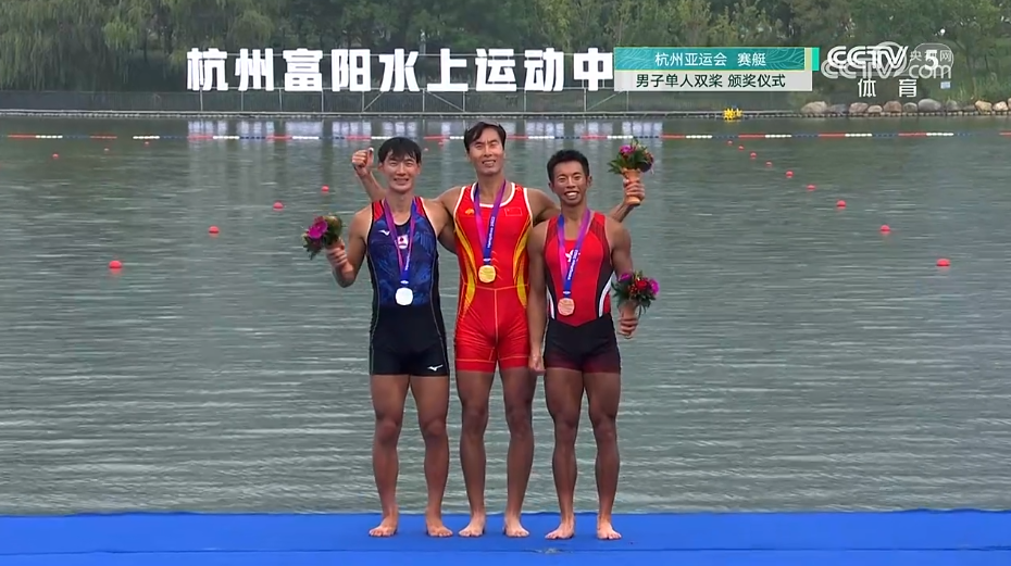 张亮勇夺杭州亚运会赛艇男子单人双桨金牌