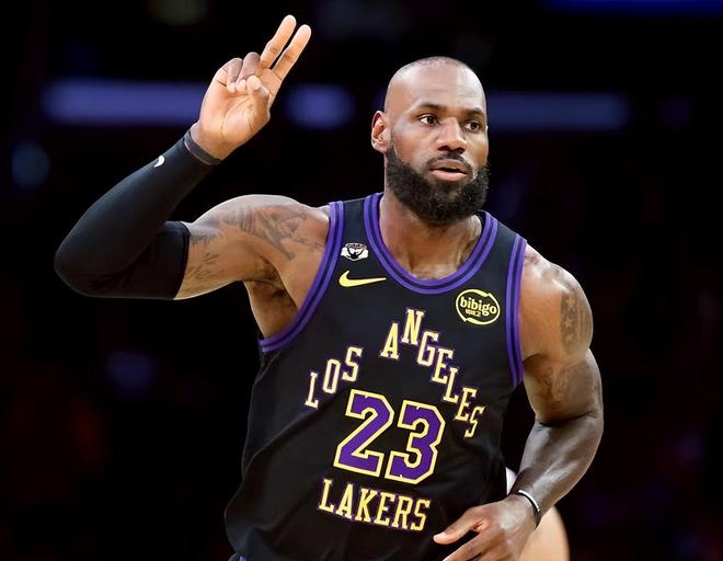 詹姆斯狂砍28+12+6！湖人横扫太阳锁定西部前四