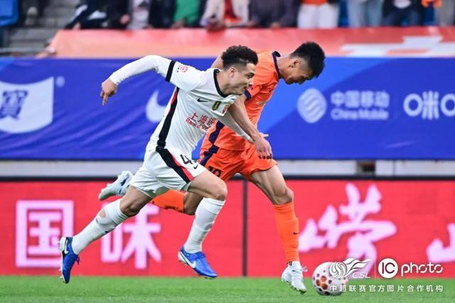 红牌争议引爆海港客场惨败 青岛海牛逆转取胜